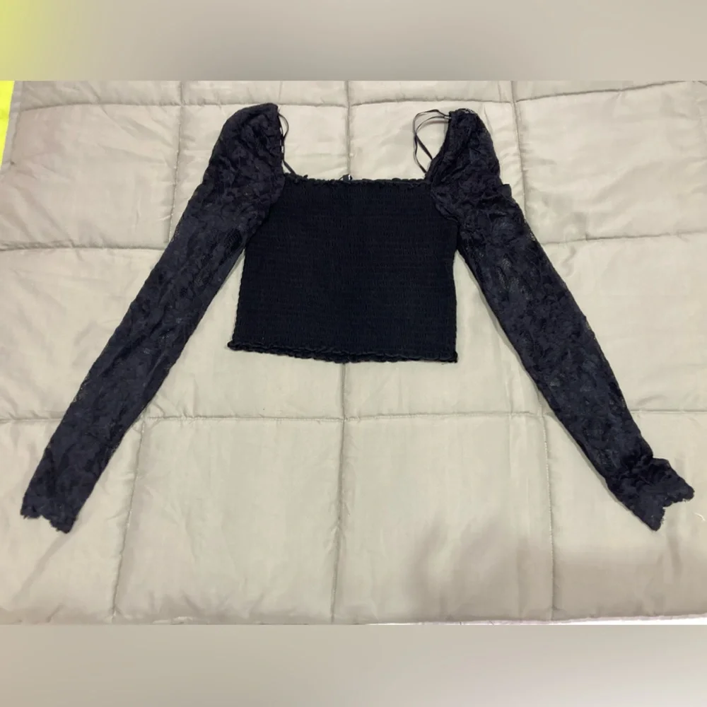 ONLY
Smocked Crop Top with Lace Sleeves - Picture 4 of 7